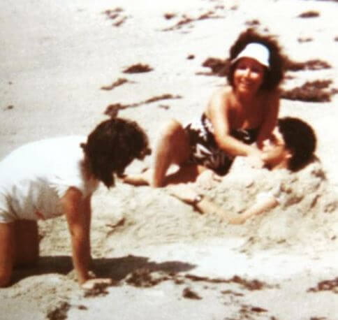 Carmen Medina with her children on the beach.
